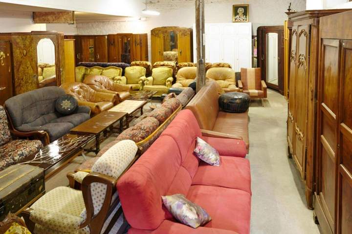 Des meubles fournis par des particuliers et des entreprises